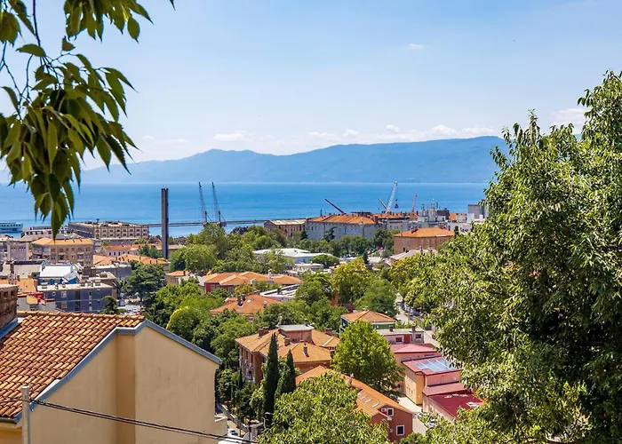 Tiziano-belveder With Private Garage Apartament